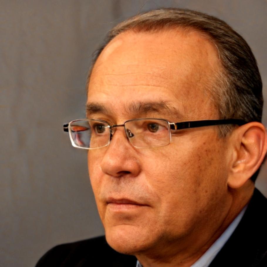 Miembro del equipo de aroglumivmeni especializado en análisis financiero